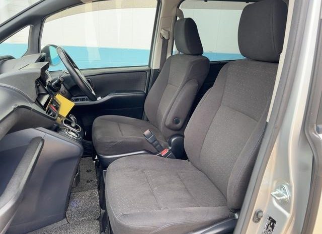 
								TOYOTA VOXY HYBRID V full									