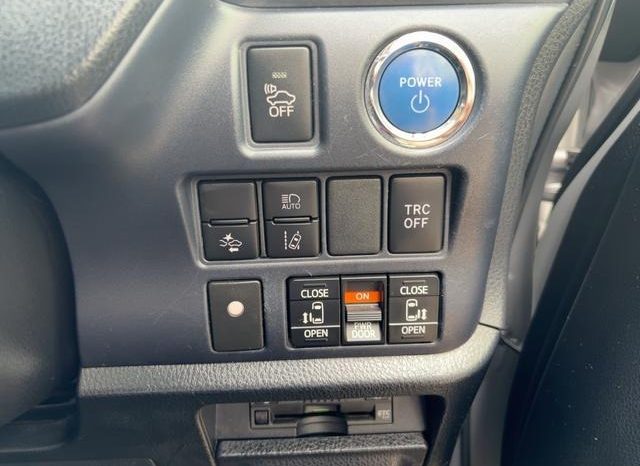 
								TOYOTA VOXY HYBRID V full									