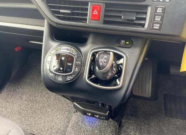 
								TOYOTA VOXY HYBRID V full									