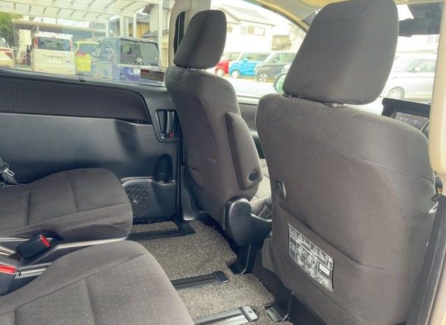 
								TOYOTA VOXY HYBRID V full									