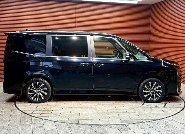 
								TOYOTA VOXY HYBRID S-Z full									
