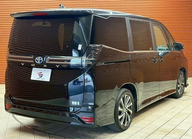 
								TOYOTA VOXY HYBRID S-Z full									