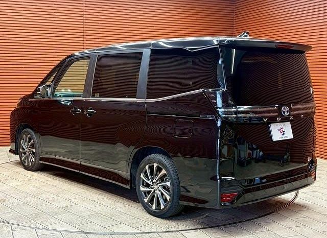 
								TOYOTA VOXY HYBRID S-Z full									