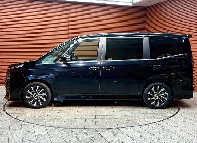 
								TOYOTA VOXY HYBRID S-Z full									
