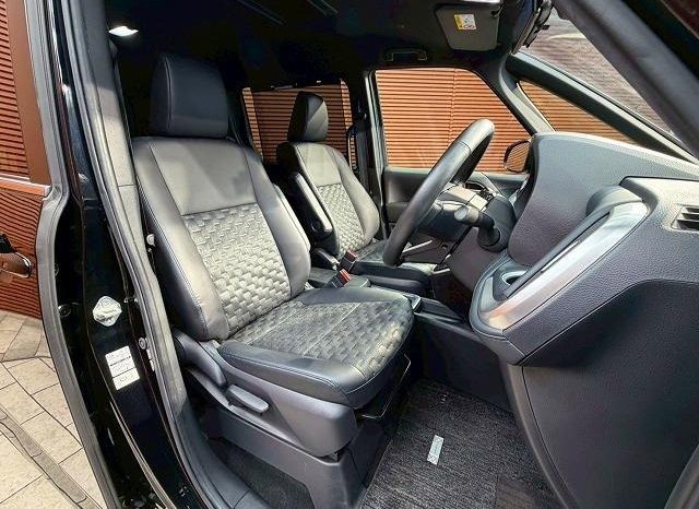 
								TOYOTA VOXY HYBRID S-Z full									