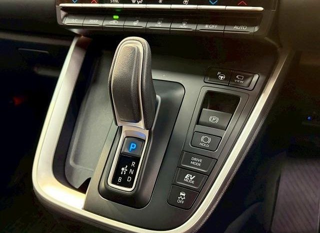 
								TOYOTA VOXY HYBRID S-Z full									