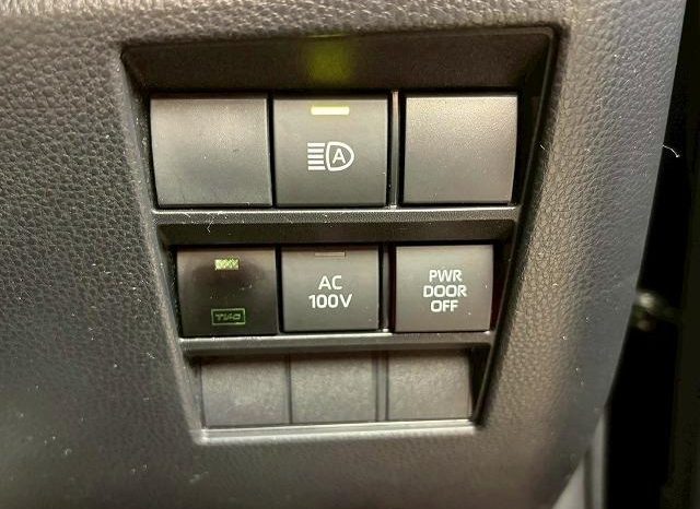 
								TOYOTA VOXY HYBRID S-Z full									