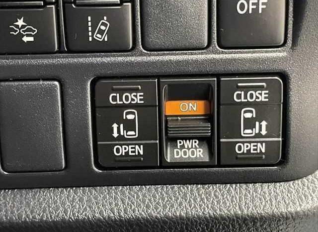 
								TOYOTA VOXY HYBRID V full									
