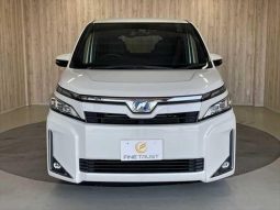TOYOTA VOXY HYBRID V
