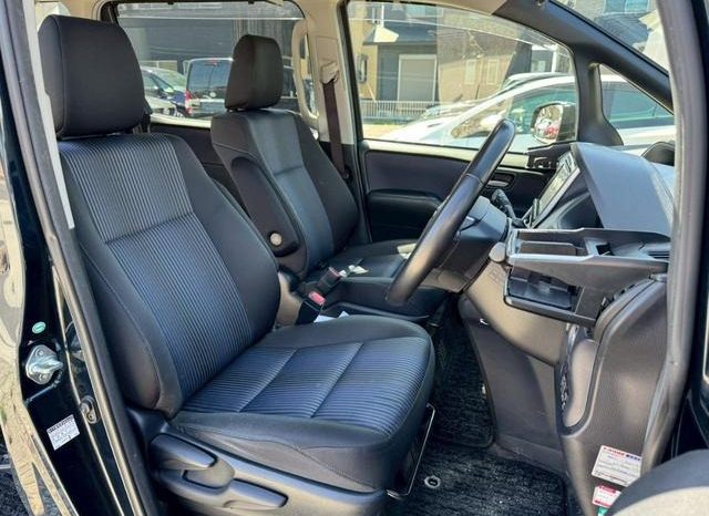 
								TOYOTA VOXY HYBRID ZS full									