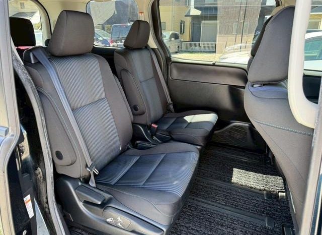 
								TOYOTA VOXY HYBRID ZS full									