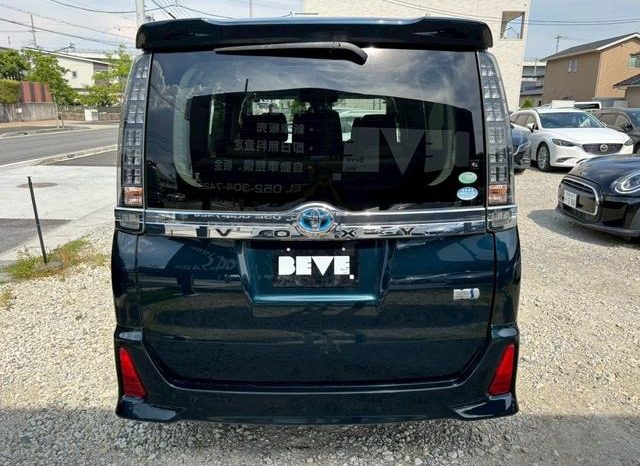 
								TOYOTA VOXY HYBRID ZS full									