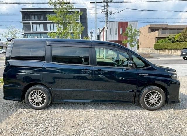 
								TOYOTA VOXY HYBRID ZS full									