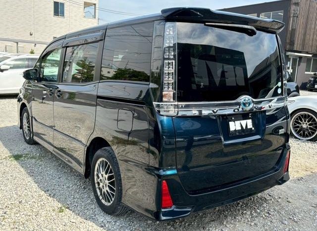 
								TOYOTA VOXY HYBRID ZS full									