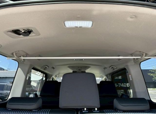 
								TOYOTA VOXY HYBRID ZS full									