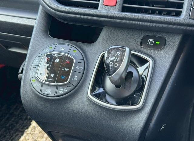 
								TOYOTA VOXY HYBRID ZS full									