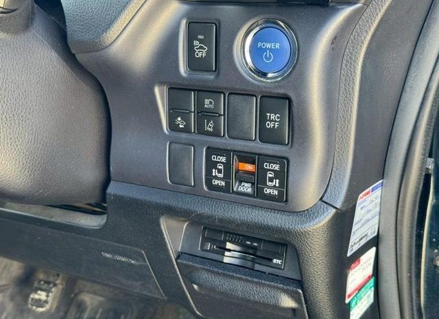 
								TOYOTA VOXY HYBRID ZS full									