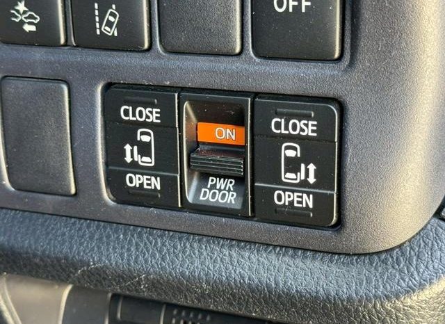 
								TOYOTA VOXY HYBRID ZS full									