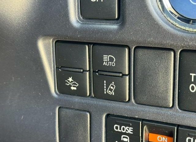 
								TOYOTA VOXY HYBRID ZS full									
