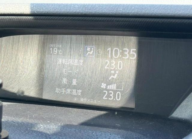 
								TOYOTA VOXY HYBRID ZS full									
