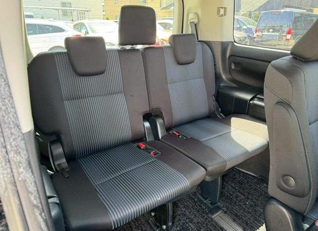 
								TOYOTA VOXY HYBRID ZS full									
