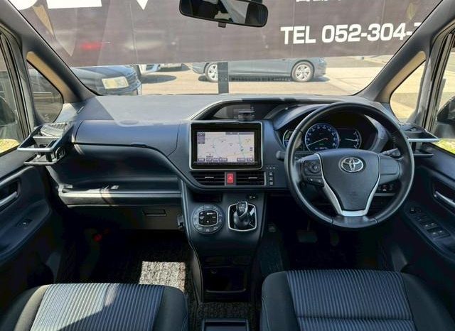 
								TOYOTA VOXY HYBRID ZS full									