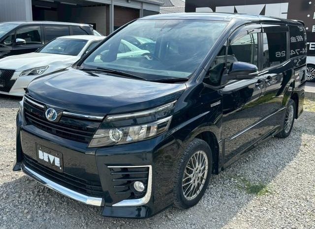 
								TOYOTA VOXY HYBRID ZS full									