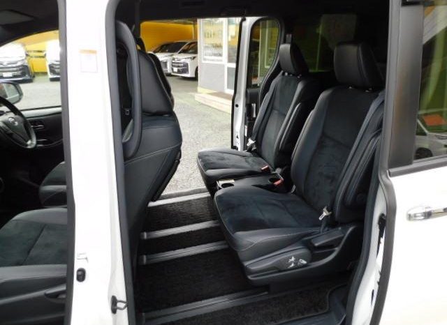 
								TOYOTA VOXY HYBRID ZS KIRAMEKI III full									