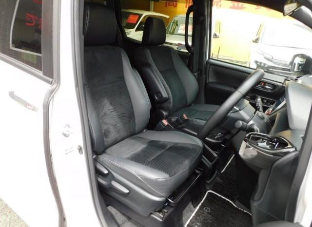 
								TOYOTA VOXY HYBRID ZS KIRAMEKI III full									