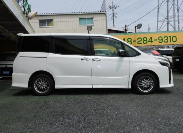 
								TOYOTA VOXY HYBRID ZS KIRAMEKI III full									