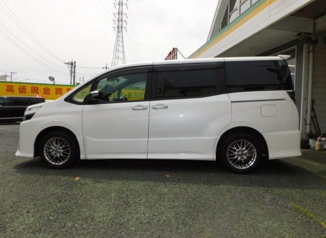 
								TOYOTA VOXY HYBRID ZS KIRAMEKI III full									