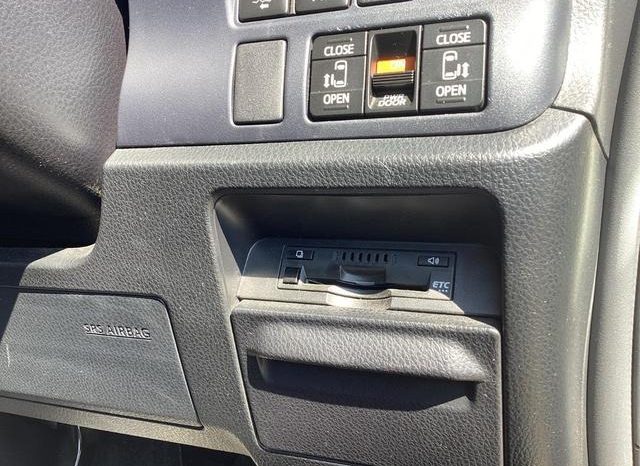 
								TOYOTA VOXY HYBRID X full									