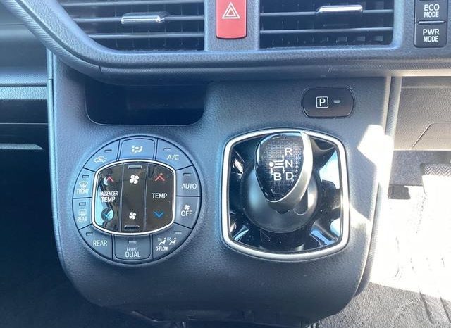 
								TOYOTA VOXY HYBRID X full									