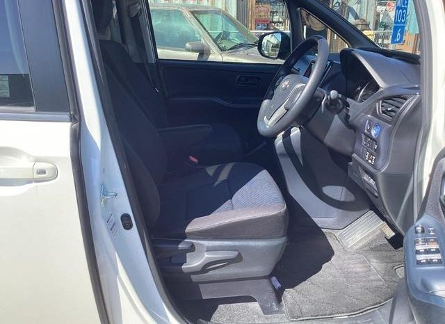 
								TOYOTA VOXY HYBRID X full									