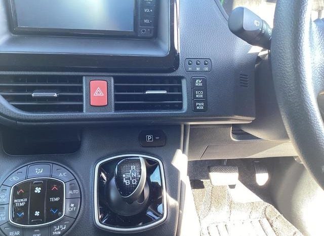 
								TOYOTA VOXY HYBRID X full									