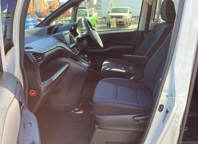 
								TOYOTA VOXY HYBRID X full									