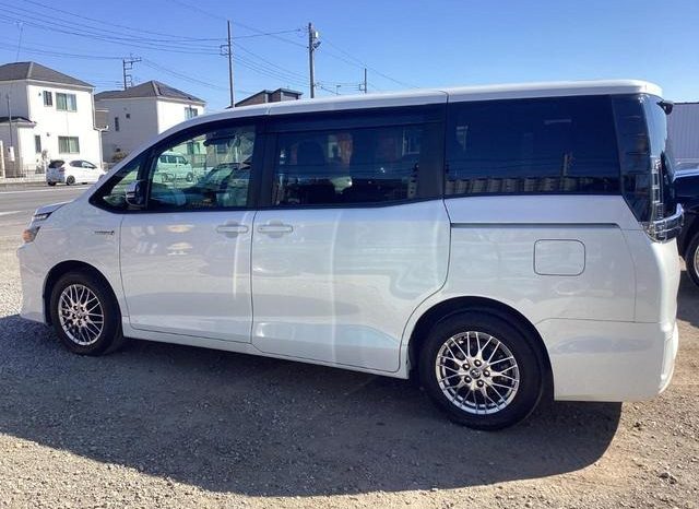 
								TOYOTA VOXY HYBRID X full									