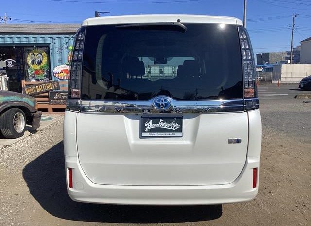 
								TOYOTA VOXY HYBRID X full									