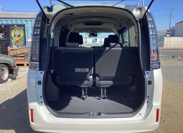 
								TOYOTA VOXY HYBRID X full									