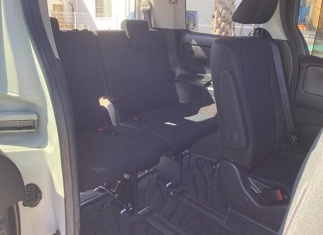 
								TOYOTA VOXY HYBRID X full									