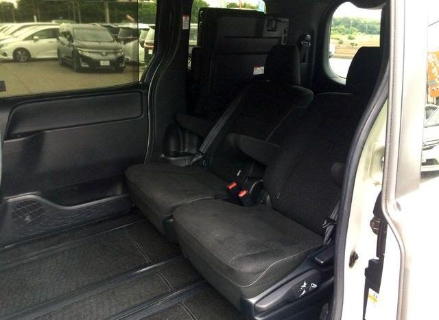 
								TOYOTA VOXY HYBRID V full									