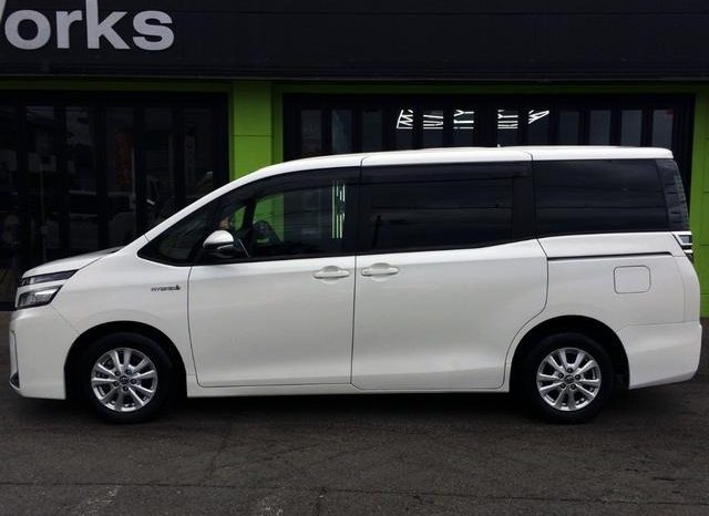 
								TOYOTA VOXY HYBRID V full									