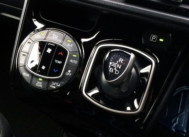 
								TOYOTA VOXY HYBRID V full									