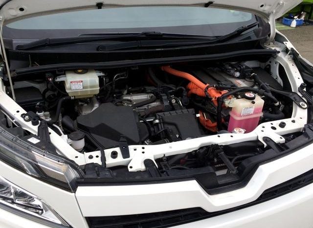 
								TOYOTA VOXY HYBRID V full									