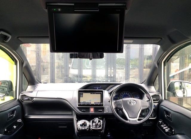 
								TOYOTA VOXY HYBRID ZS full									