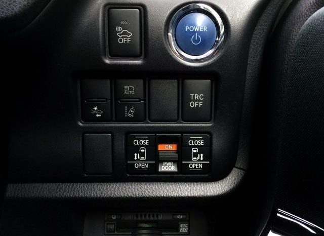 
								TOYOTA VOXY HYBRID ZS full									