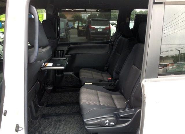 
								TOYOTA VOXY HYBRID ZS full									