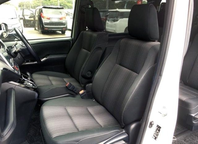 
								TOYOTA VOXY HYBRID ZS full									