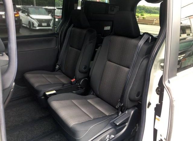 
								TOYOTA VOXY HYBRID ZS full									