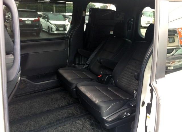 
								TOYOTA VOXY HYBRID ZS full									